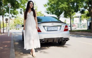 奔驰C63 AMG美女车模壁纸_7
