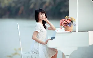 弹钢琴的美女桌面壁纸_4