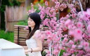 弹钢琴的美女桌面壁纸_5