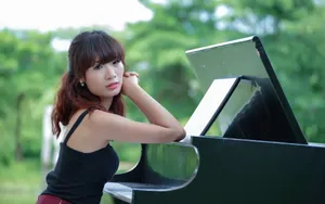 弹钢琴的美女桌面壁纸_10
