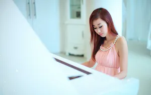 弹钢琴的美女桌面壁纸_14