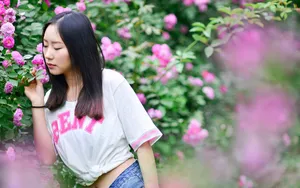 花海中的如花美女壁纸