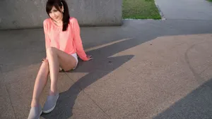 可爱女生街拍图片壁纸_4