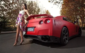 日产GT-R改装车美女车模壁纸_2