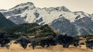 优美的山峰山顶图片_3