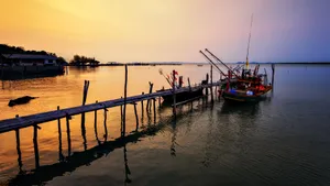 夕阳下的船舶码头风景图片_3