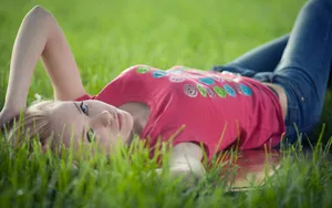 躺在草地上的美女壁纸_8