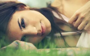 躺在草地上的美女壁纸_16