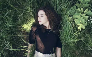 躺在草地上的美女壁纸_19