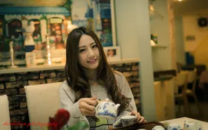 咖啡清纯美女写真壁纸_2