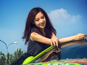 活力气质美女车模与青蜂侠_8