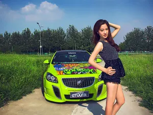 活力气质美女车模与青蜂侠_9