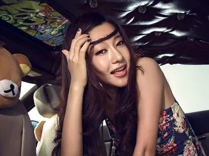 活力气质美女车模与青蜂侠_11