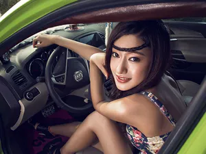 活力气质美女车模与青蜂侠_13