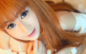 大眼美女卖萌桌面壁纸