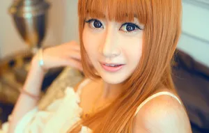大眼美女卖萌桌面壁纸