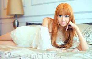 大眼美女卖萌桌面壁纸_5