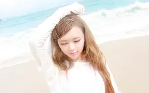 裴紫绮海滩写真桌面壁纸