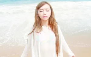 裴紫绮海滩写真桌面壁纸_3