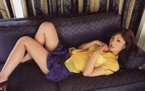 沙发上的美女高清壁纸_4