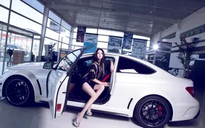 奔驰C63改装车美女模特壁纸_3