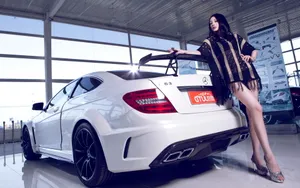 奔驰C63改装车美女模特壁纸_5