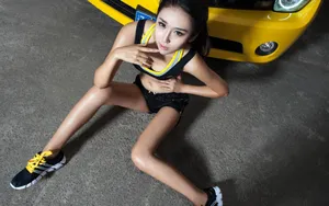 美女车模