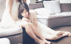 忧伤私房闺蜜美女桌面壁纸_3