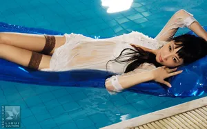 游泳池里的长腿美女壁纸_3