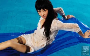 游泳池里的长腿美女壁纸_4