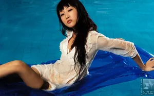 游泳池里的长腿美女壁纸_7