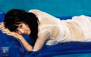 游泳池里的长腿美女壁纸_8