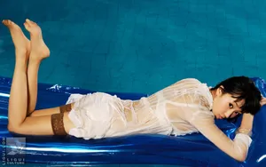 游泳池里的长腿美女壁纸_9