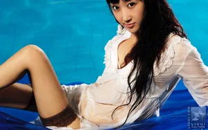 游泳池里的长腿美女壁纸_10