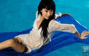 游泳池里的长腿美女壁纸_12
