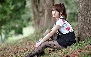 校园美女学生外拍图片壁纸_8