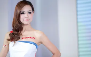 美女车模