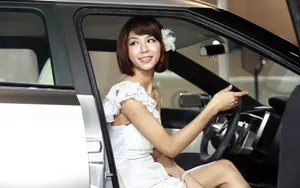 美女车模_17