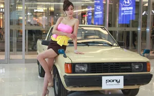 韩国美女车模与古董车壁纸_2