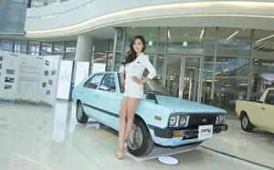 韩国美女车模与古董车壁纸_5