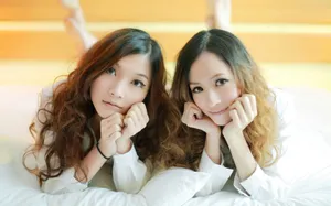 清新漂亮的姐妹花桌面壁纸