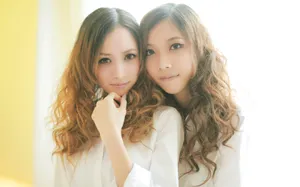 清新漂亮的姐妹花桌面壁纸_2