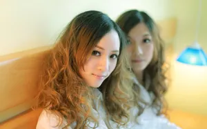 清新漂亮的姐妹花桌面壁纸_4