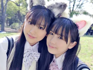 清纯闺蜜美女户外踏青桌面壁纸_3