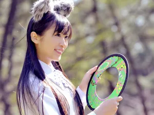 清纯闺蜜美女户外踏青桌面壁纸_6