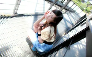 甜美个性女生街拍高清壁纸_4