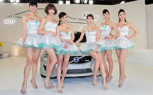 Volvo车展美女车模图片壁纸