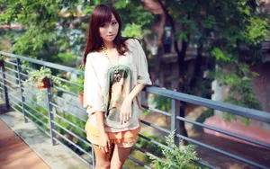 清纯长腿女孩街拍桌面壁纸_8