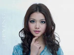 大眼美丽女孩壁纸