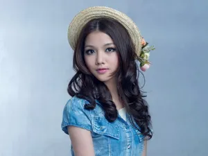 大眼美丽女孩壁纸_2